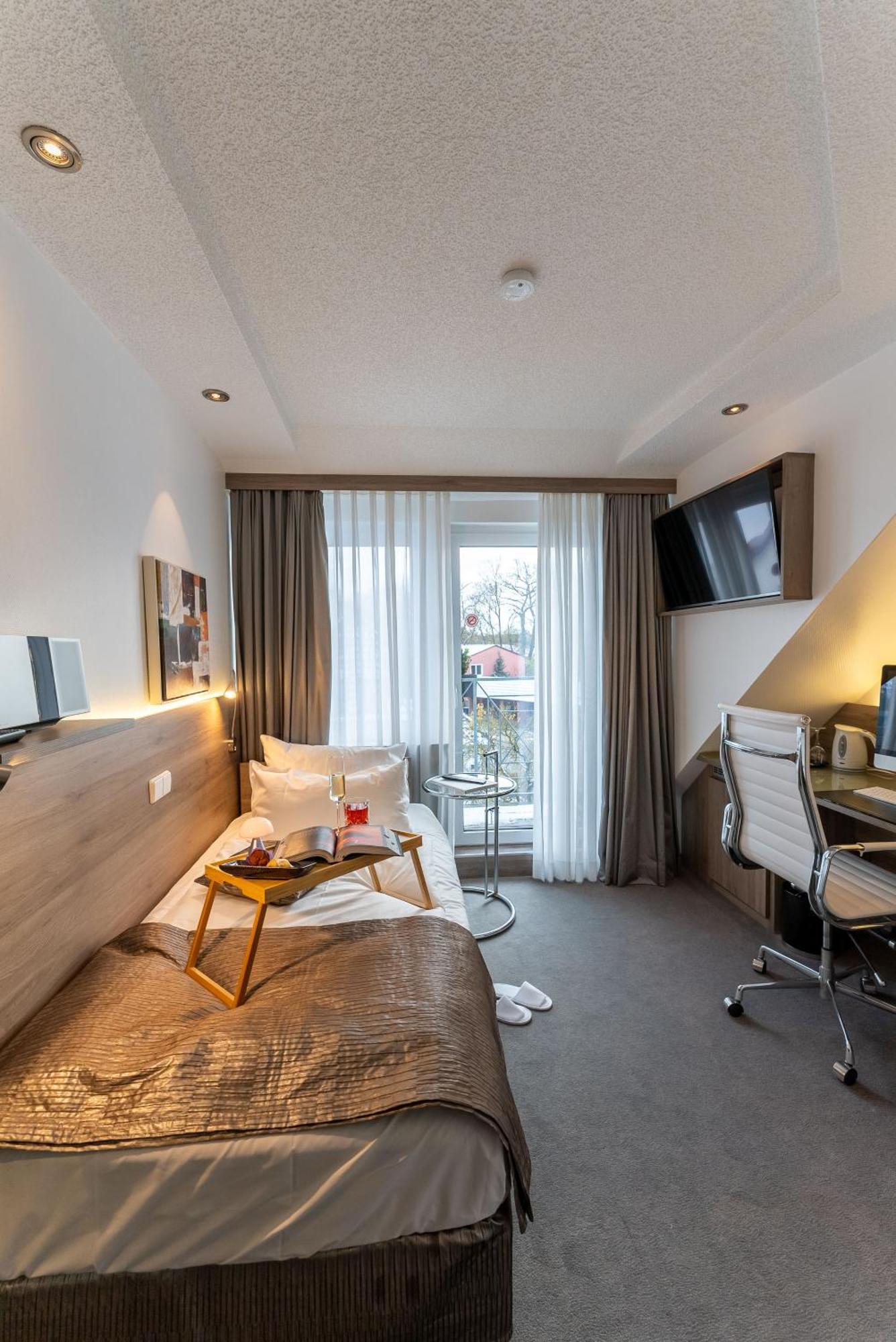 Hotel An Der Wasserburg Вольфсбург Экстерьер фото