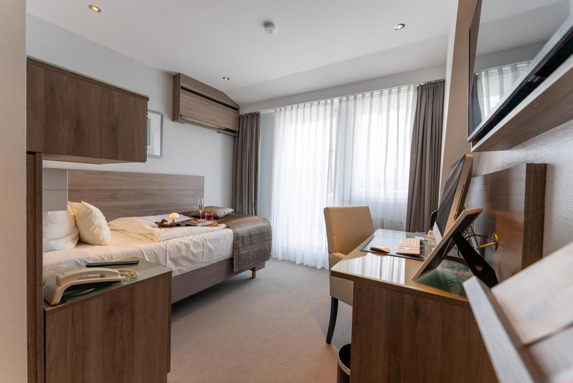 Hotel An Der Wasserburg Вольфсбург Экстерьер фото
