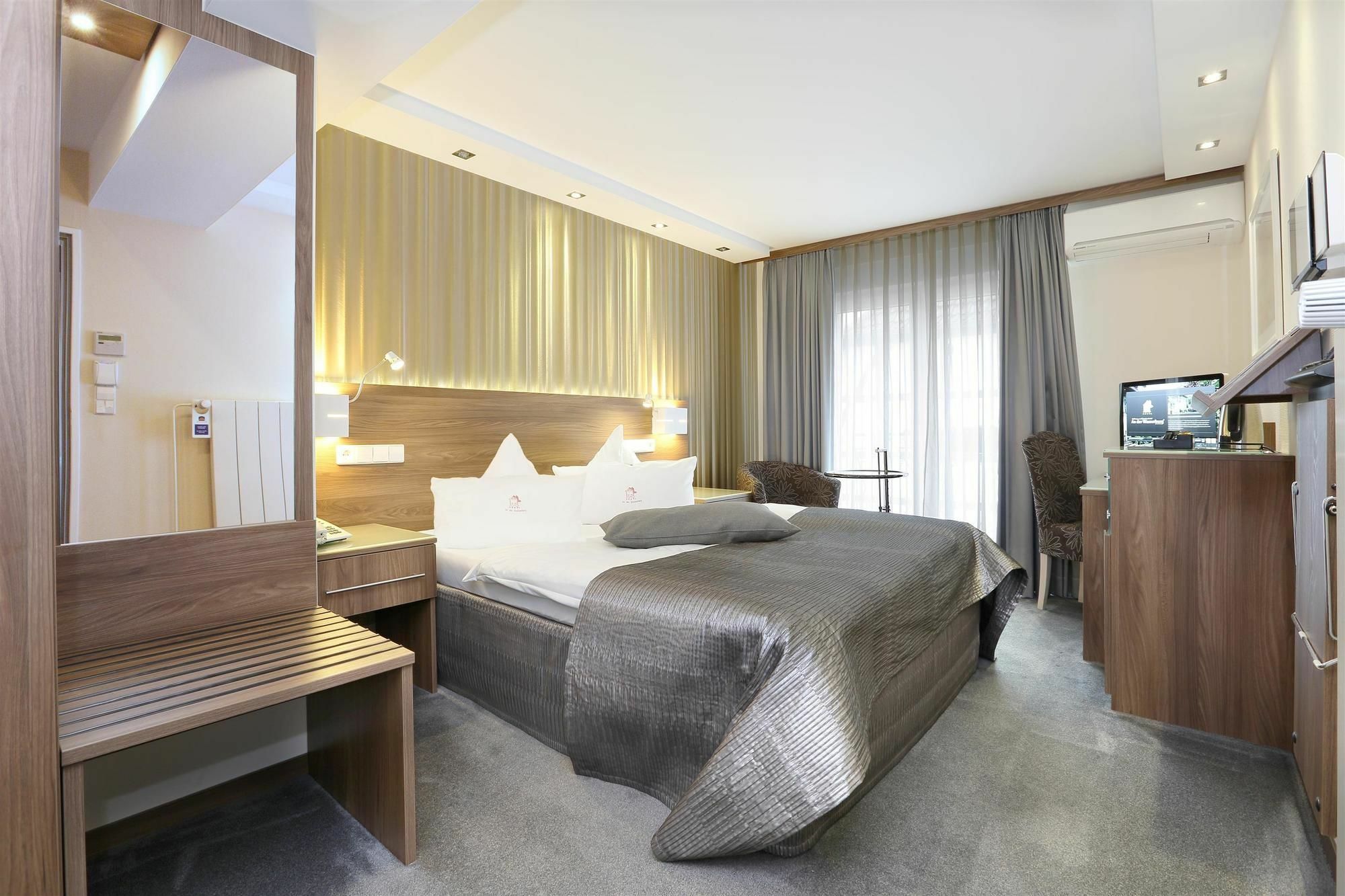 Hotel An Der Wasserburg Вольфсбург Экстерьер фото